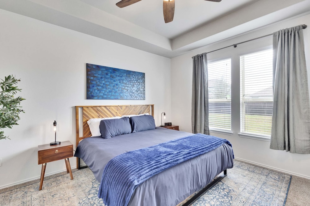 Luxury 4BR 2 5BA Home EV Charger Pool Access