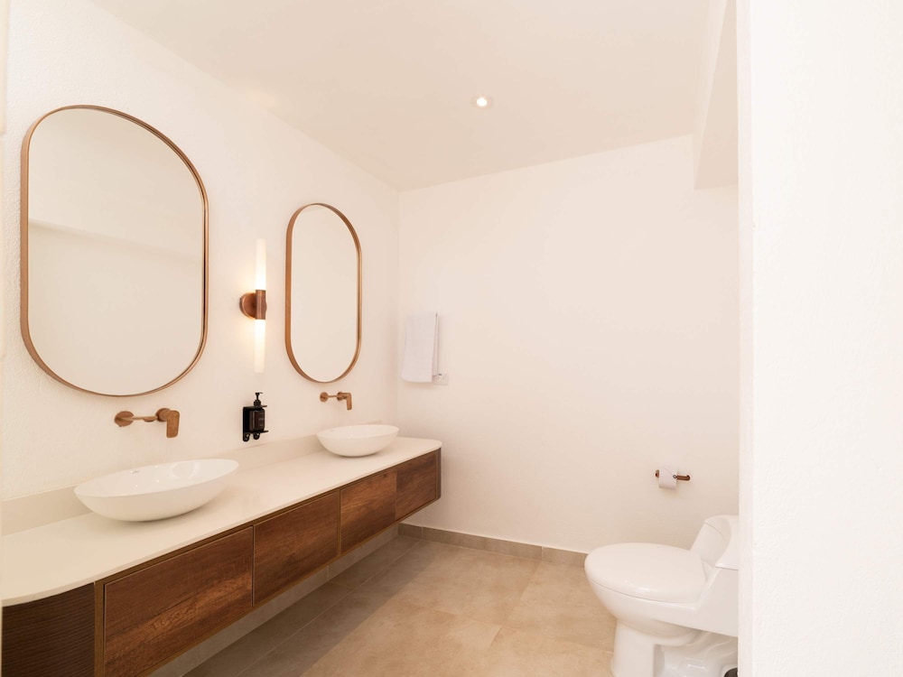 w Incredible 5BR House w Jacuzzi in El Poblado