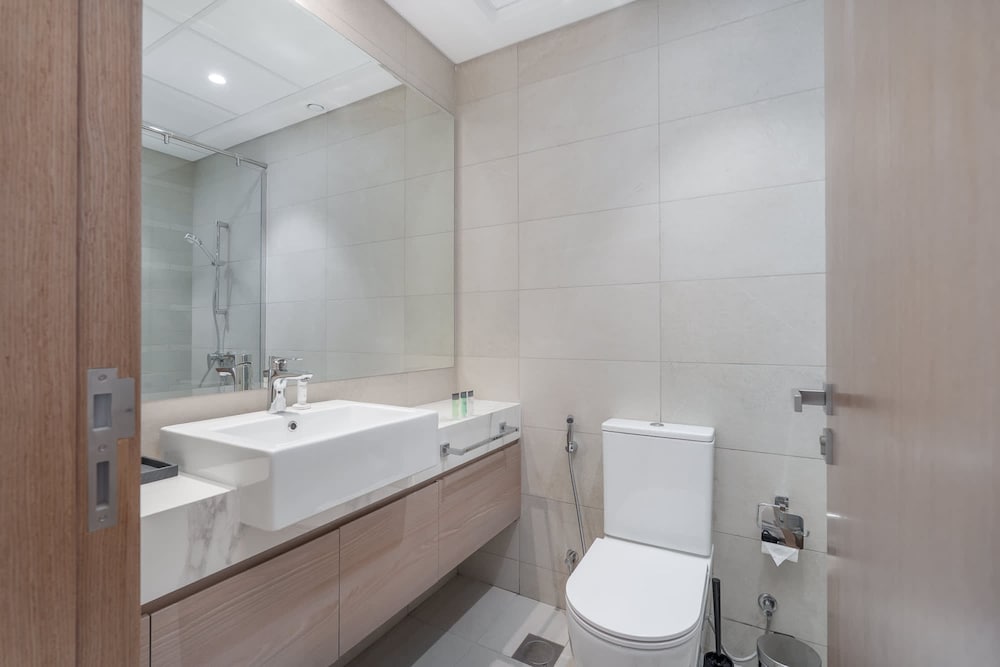 Modern and Peaceful 2 Bedroom in Amber by Azizi