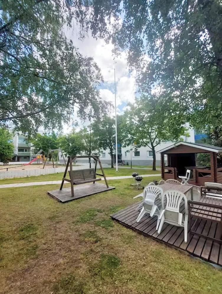 2BR Apt in Quiet Neighborhood