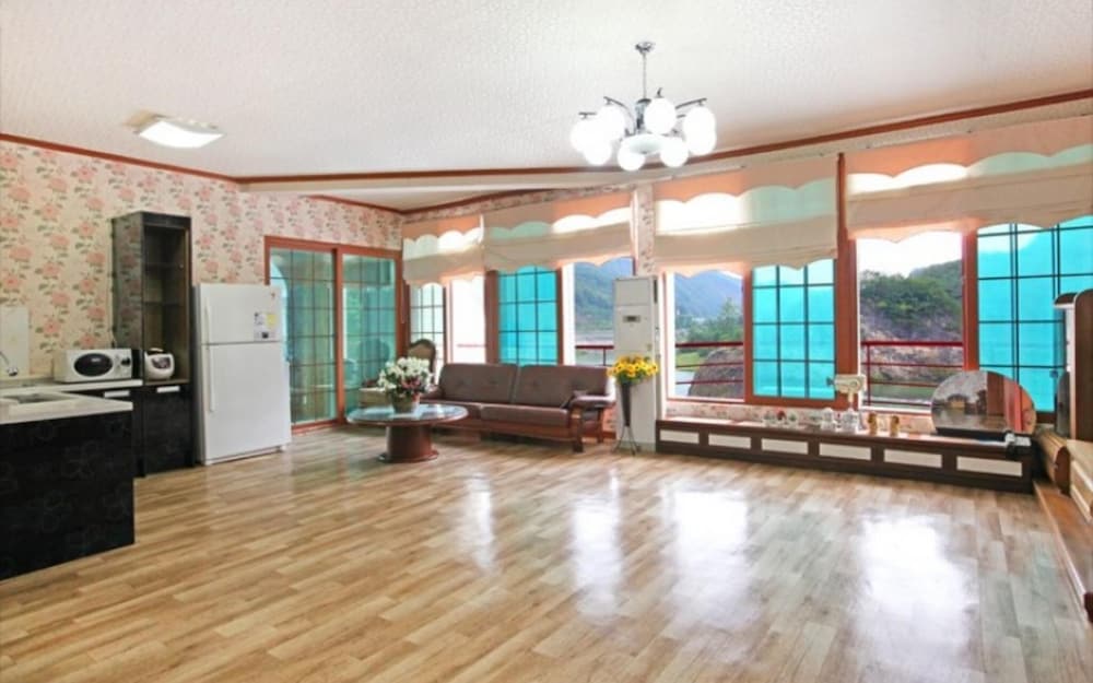 Donggang Village Caravan Pension view 3