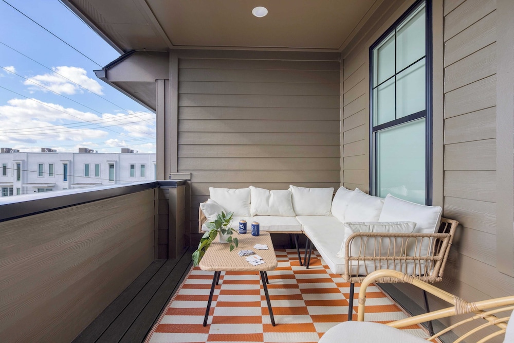Sleeps 16 2 Modern Townhomes, Minutes to Broadway Lischey & 98 Degrees