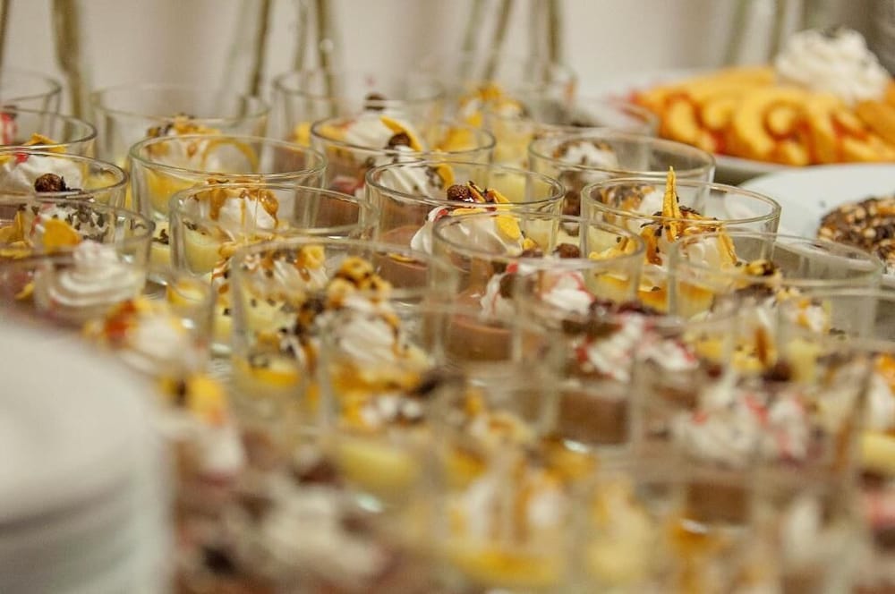 FREE PARKING, FREE BREAKFAST, only 15 minutes to City Center