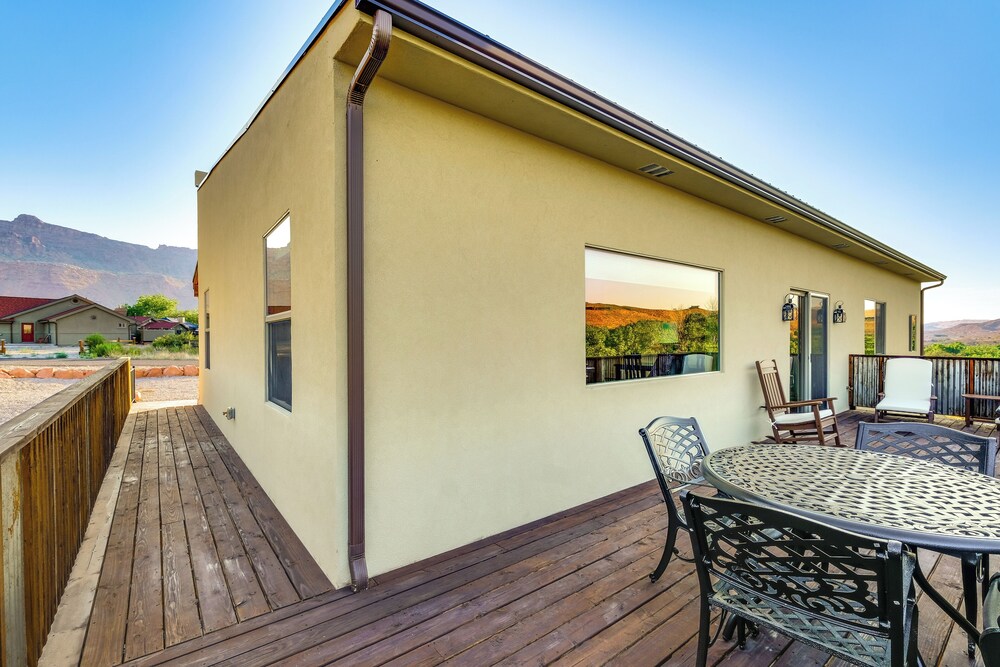 5 Mi to Arches NP: Canyon-view Hideaway w/ Deck!
