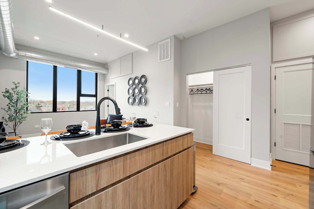 Edgewater Gem Stylish 2BR Apartment Near Lake