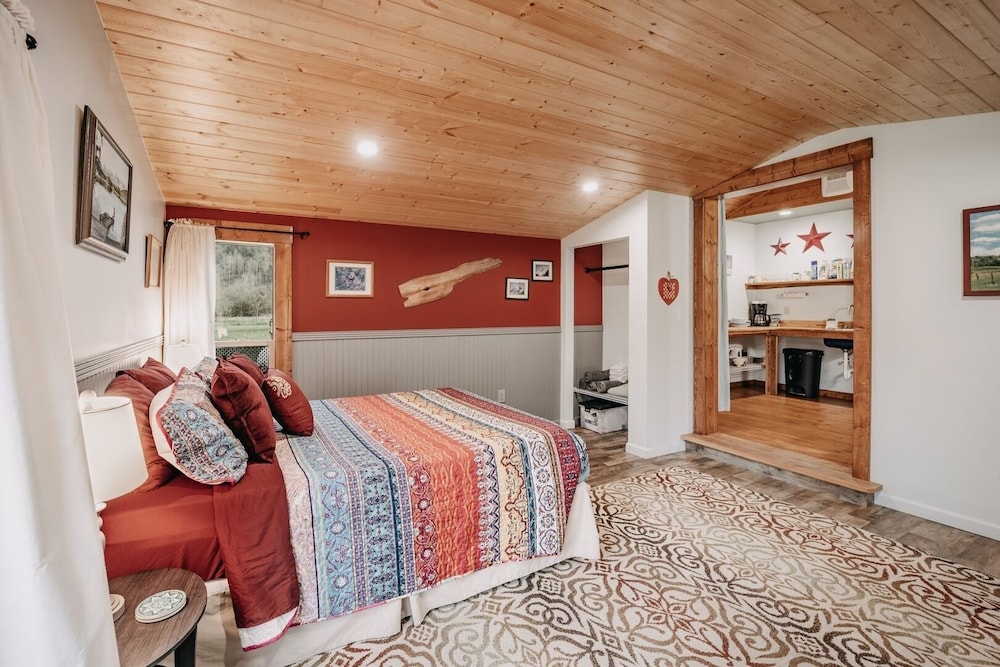 71mf- Rustic - Pets Ok - Sleeps 4 1 Bedroom Cabin by RedAwning view 3