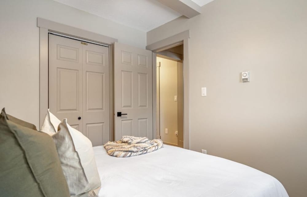 Evergreen Escape No Service Fees Fireplace
