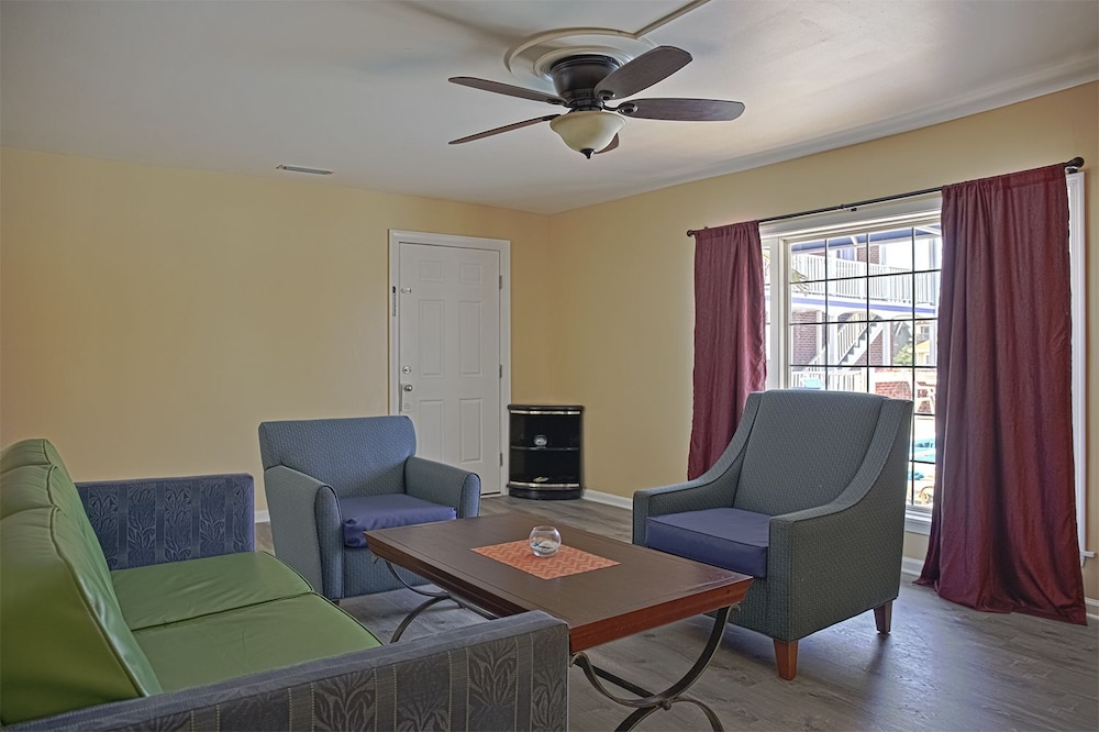 Colonial Inn Motel