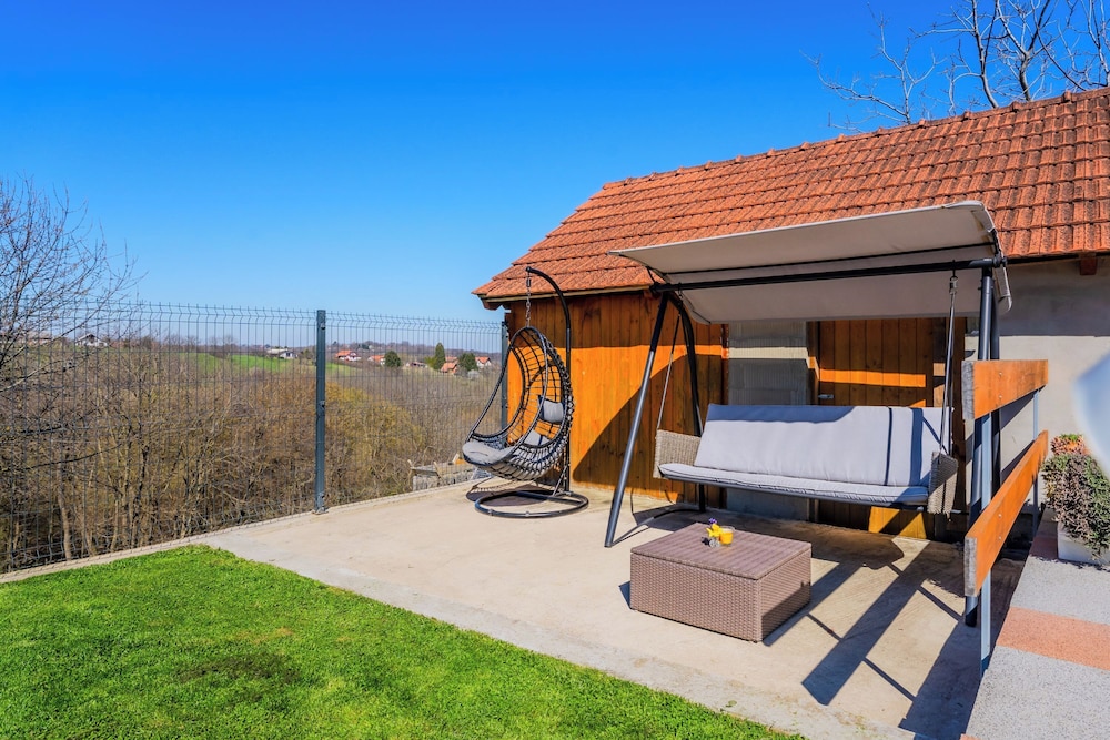 Timber Cottage With Pool