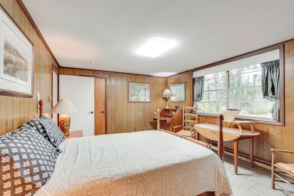 4 Mi to Uptown! Quiet Greenwood Stay w/ Patio