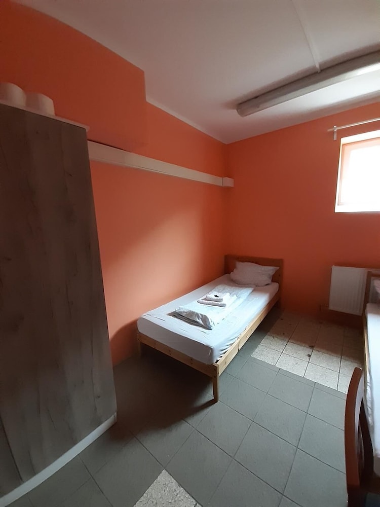 2-Rent Group Hostel Rooms&Apartments TUB19A