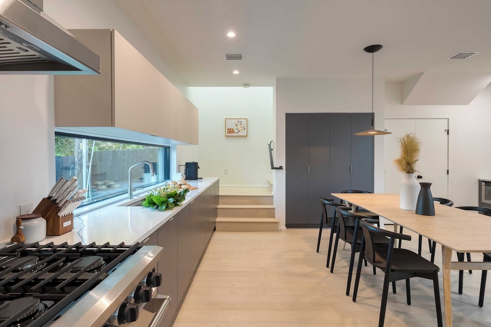 Modern East Austin Home w/ Pool, Near Downtown & Lady Bird Lake Casa 1803 by Avantstay