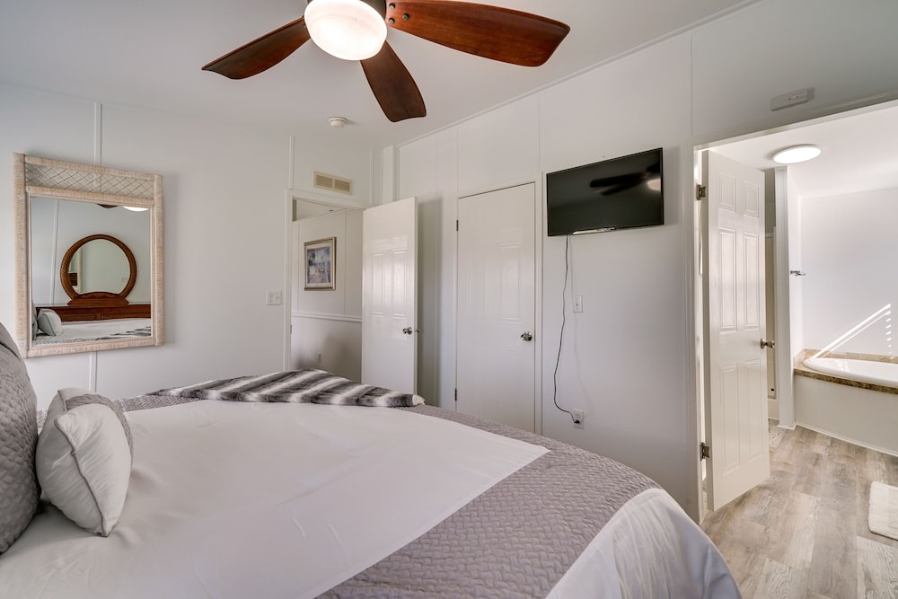 Sunny Fort Myers Home w/ Screened-in Porch & Grill