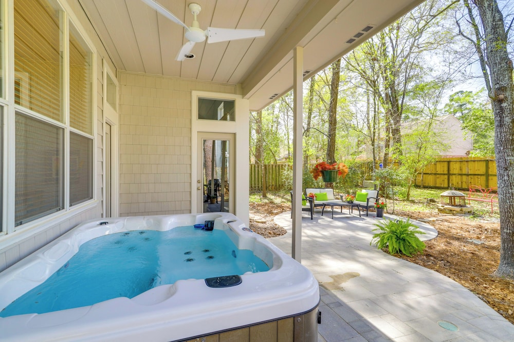 Hot Tub, Fire Pit: Retreat in The Woodlands!