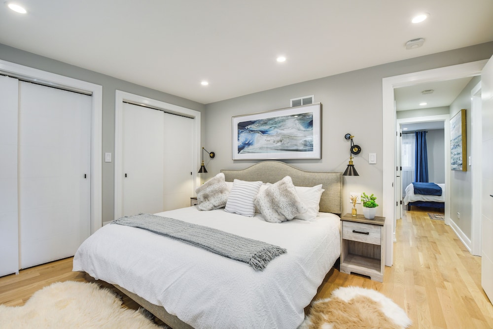 Stylish Chicago Retreat: Walk to Loyola University