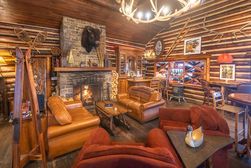 Storm Mountain Lodge Cabins & Dining