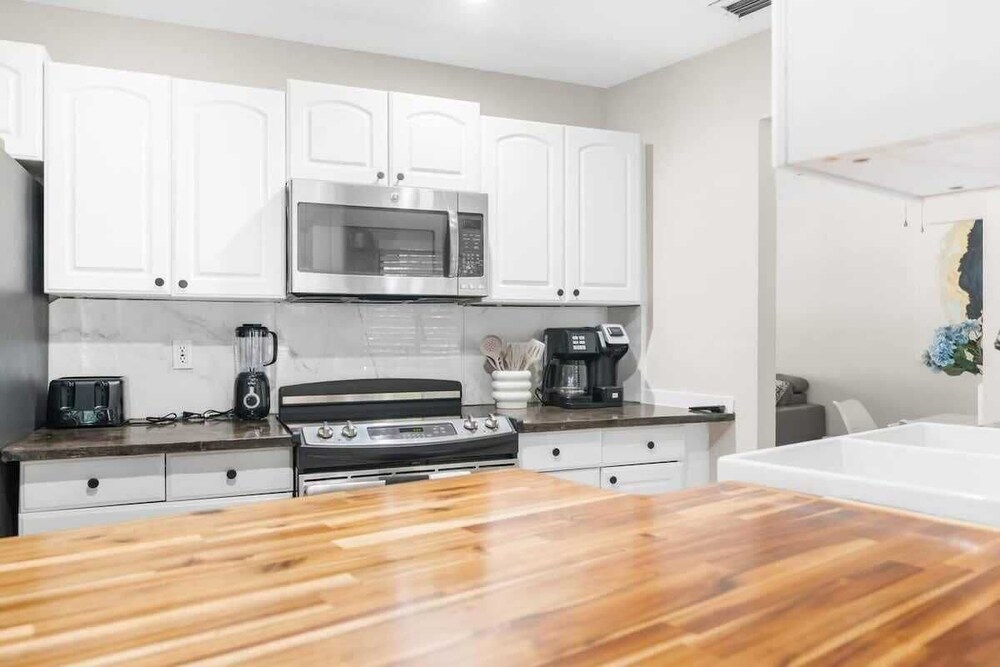 Hudson Retreat, 3 Bedroom Pool Home!