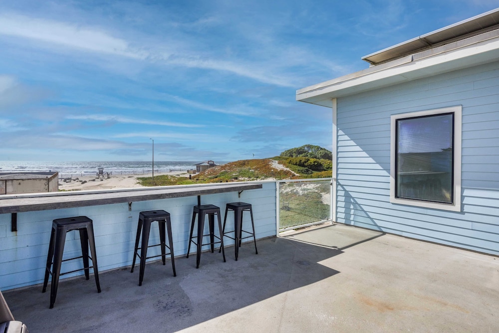 Oceanfront 2BR + Rooftop Deck, & Beach Access Strand Way B