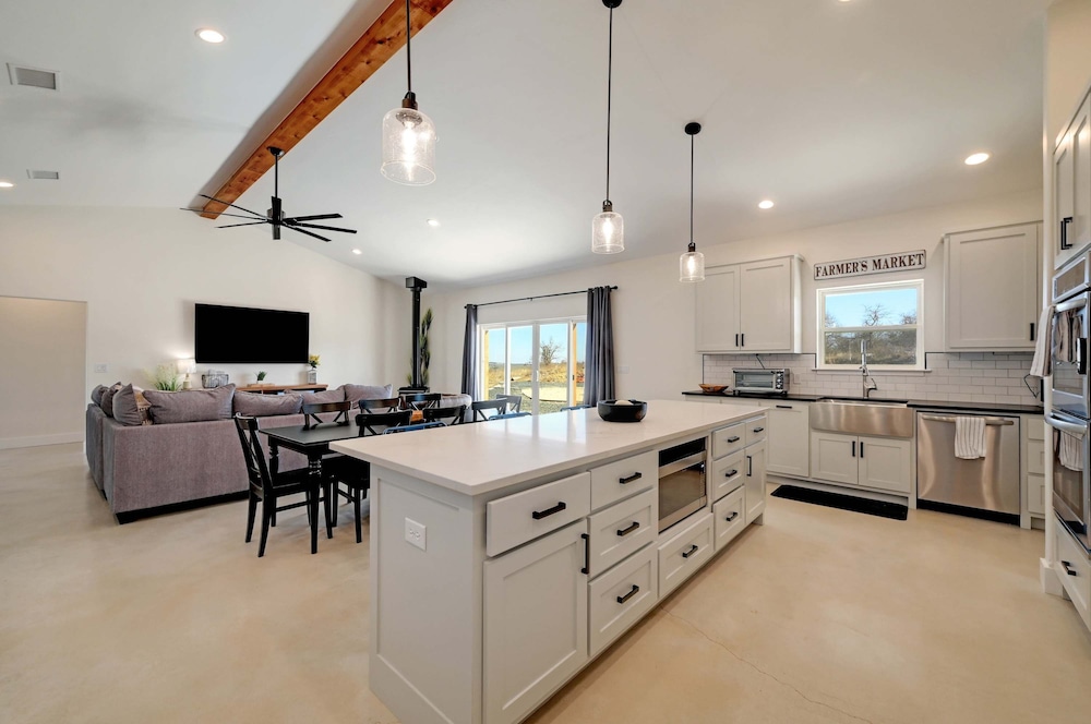 Secluded Hill Country Getaway Stunning Views Fire Pit 15 Min to Main Street 12 Guests