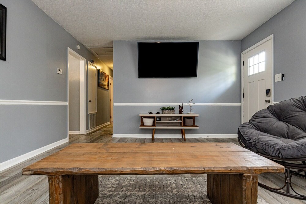 Cozy 3BR Home Patio Grill Free Parking Wi-fi - Property Image 3