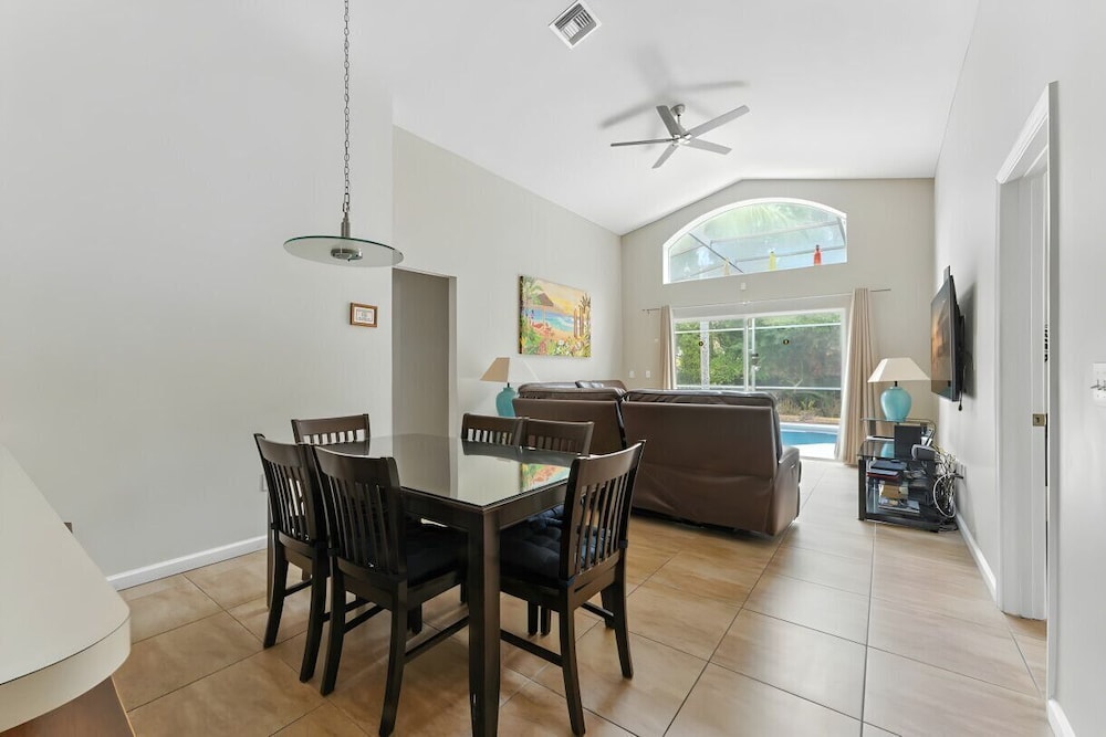 Cozy 4BR Villa w/ Priv Pool Lake Berkley Resort