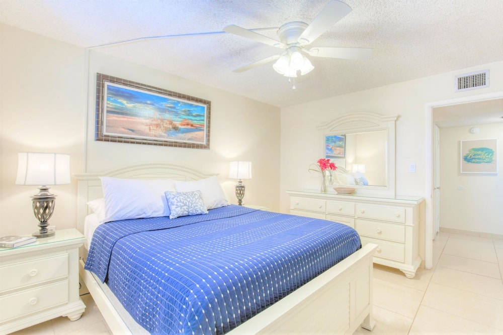 Paradise Beach Club by Happy Palm Stays