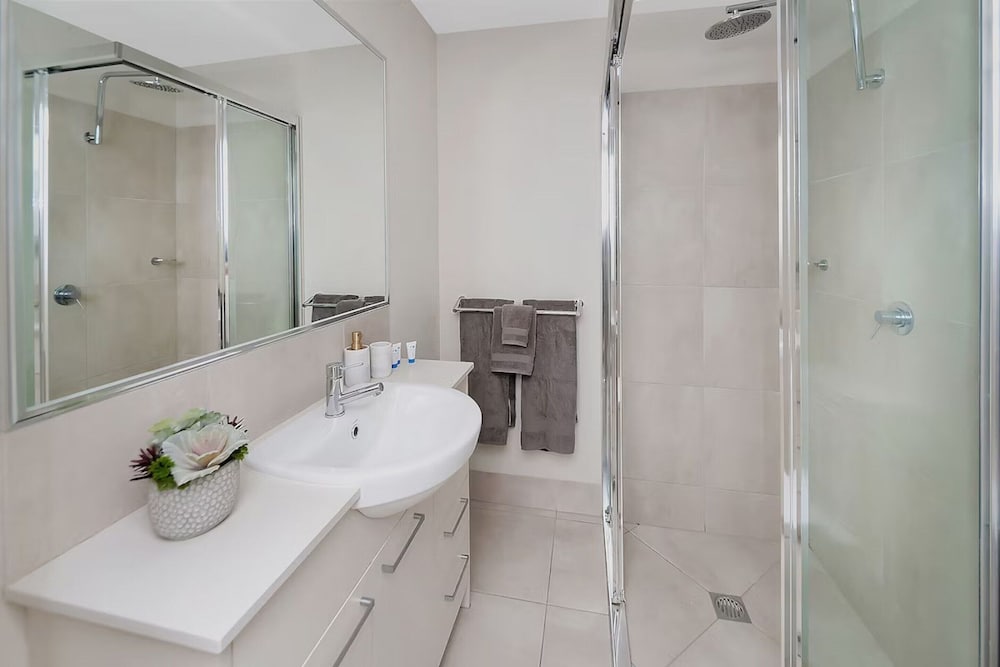 Coastal 2-bed With Parking & Pool by the Ocean