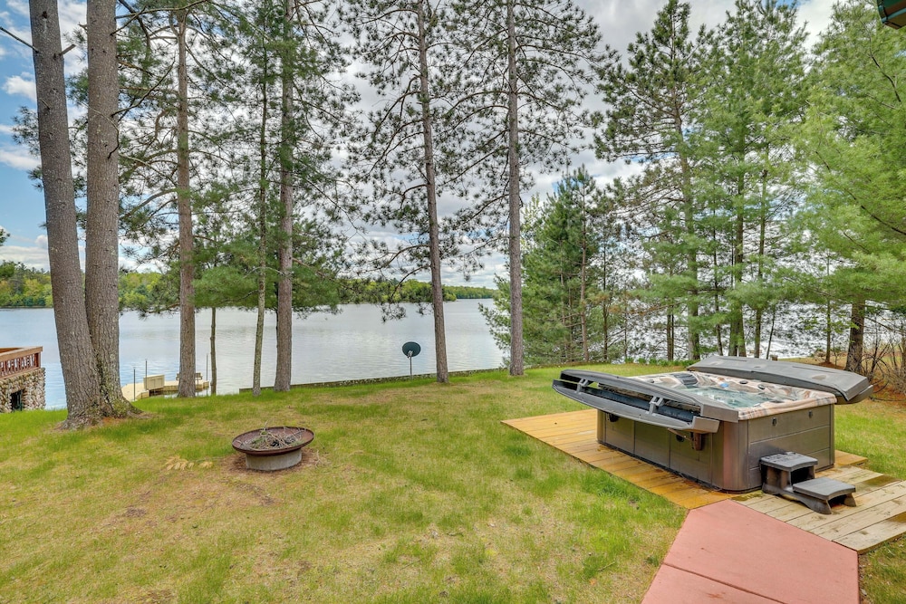 Gorgeous Lake Arbutus Getaway w/ Dock & Boat House
