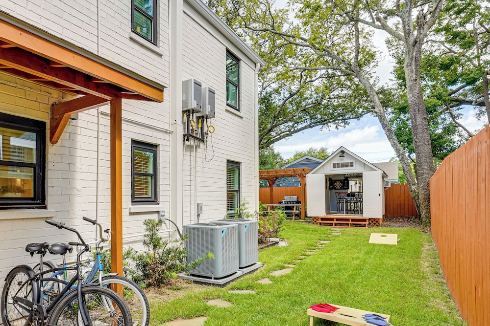 Dtwn Retreat w/ Game Room! Walk to Hampton Park