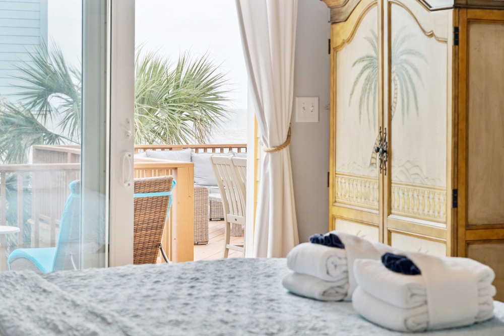 Oceanfront w Pool Panoramic Deck Views 5bdr Folly Ocean Breeze by Avantstay