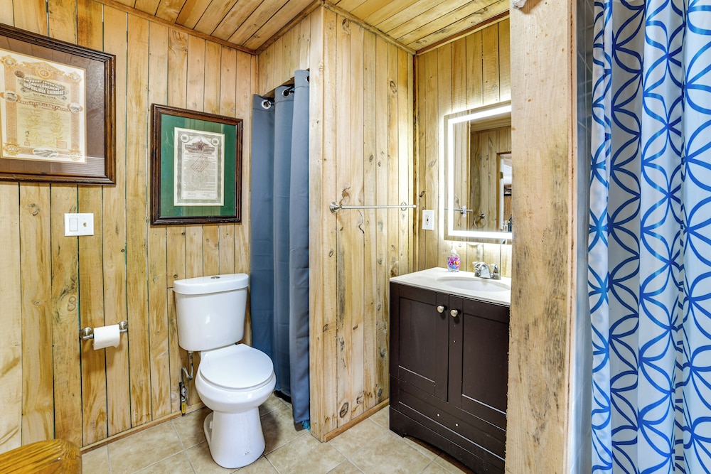 Mtn-view Deck & Grill: Creekside Catskills Cabin!