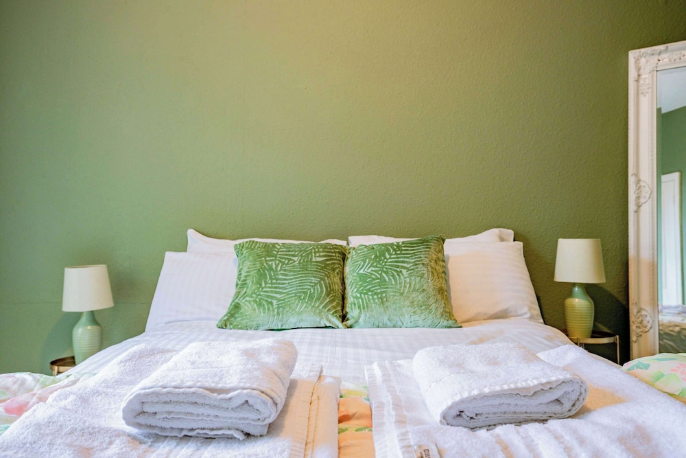 Host Stay Broadbanks Apartment