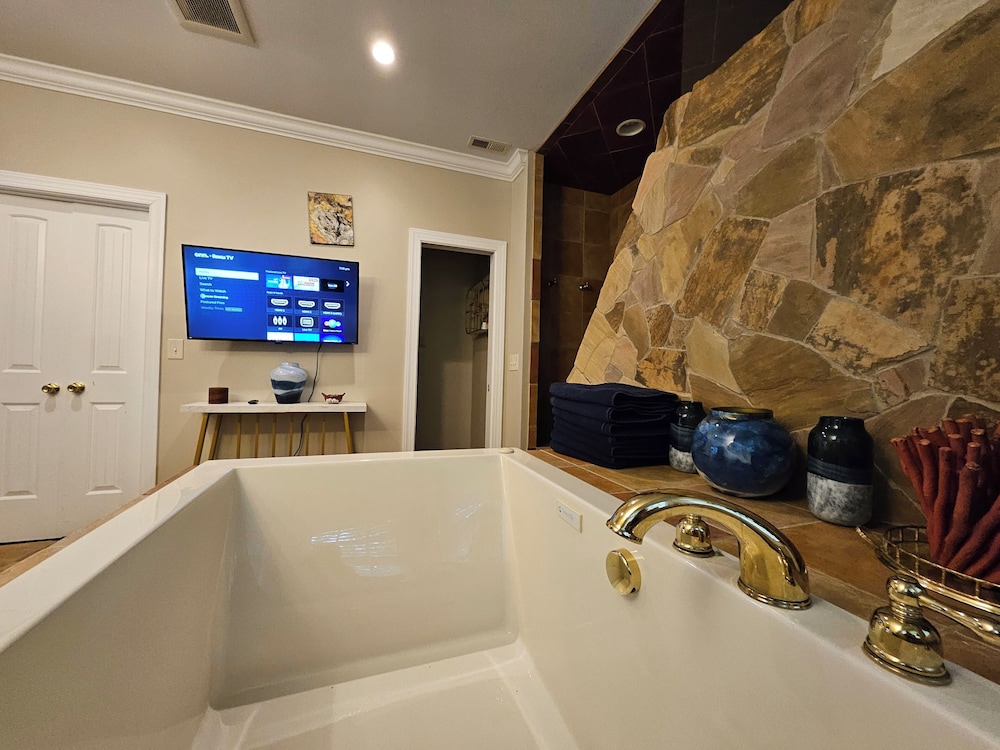 Heated Pool King Bed Jacuzzi Bath Arcade