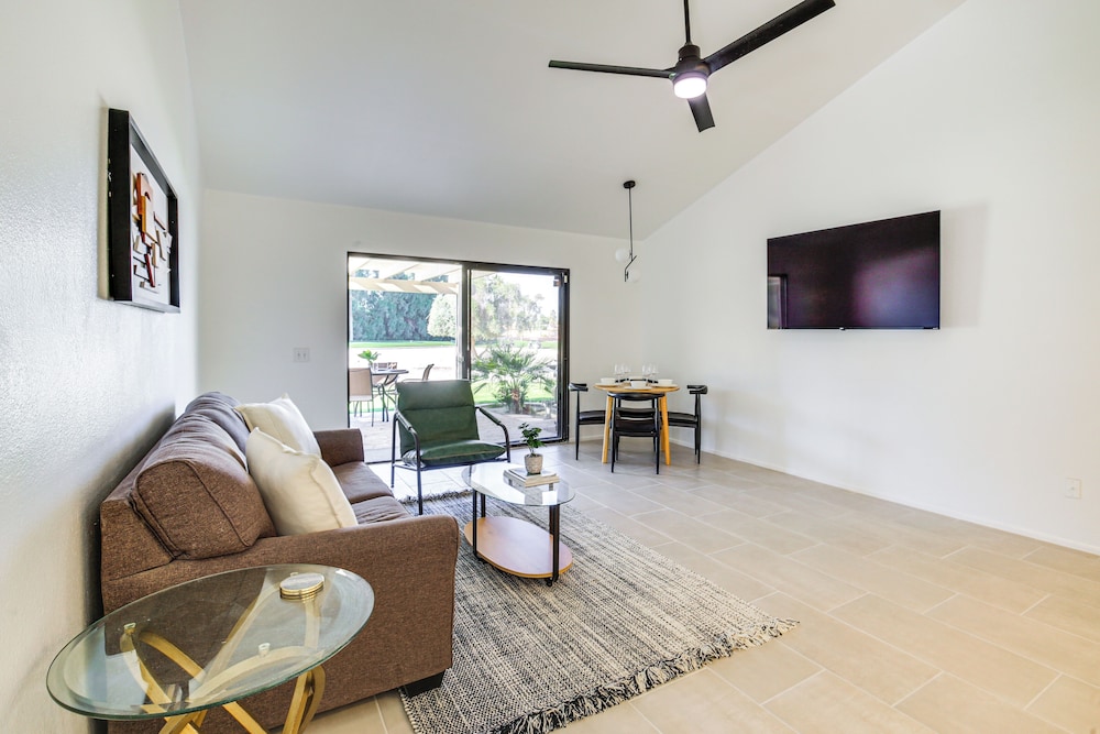 Pet-friendly Palm Desert Retreat: Golf Course View