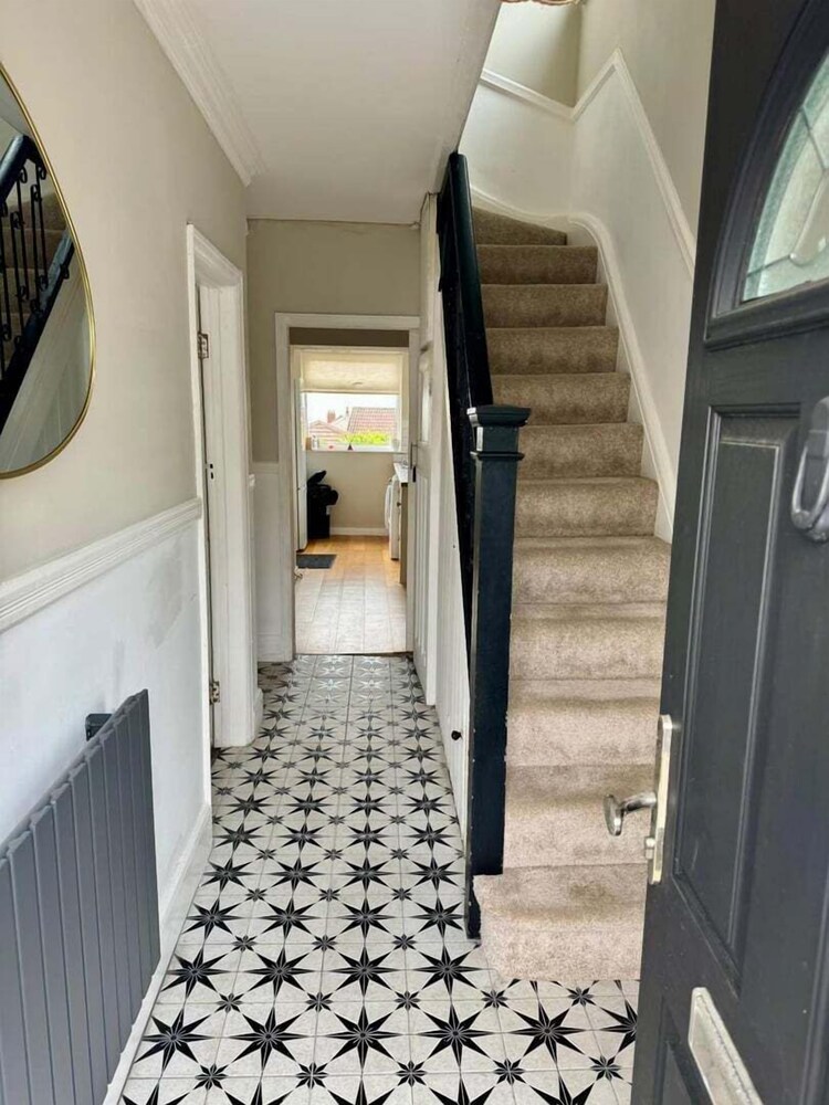 Cosy 2 Bedroom Home With Parking Near City Centre