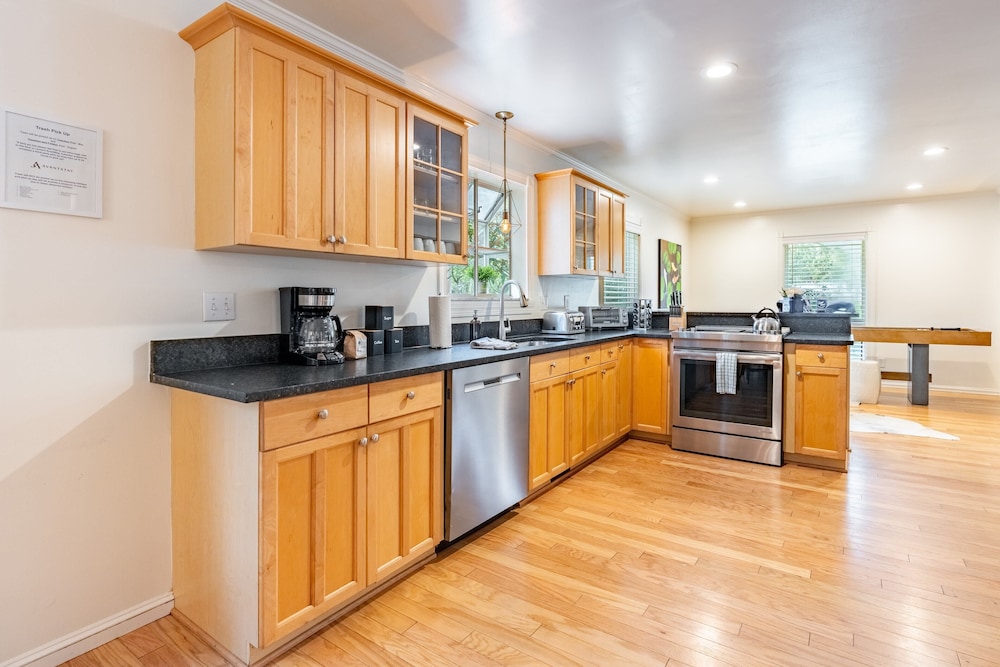 Orchard by Avantstay Whimsical Home w/ Lush Backyard view 4