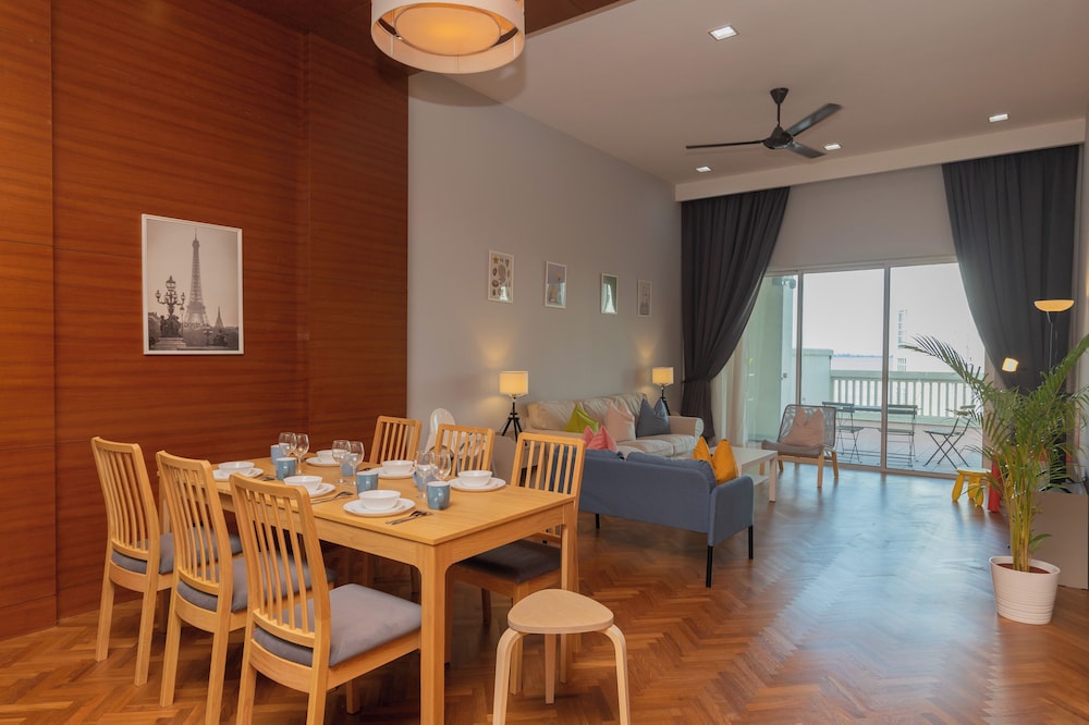Straits Quay Waterside Suites