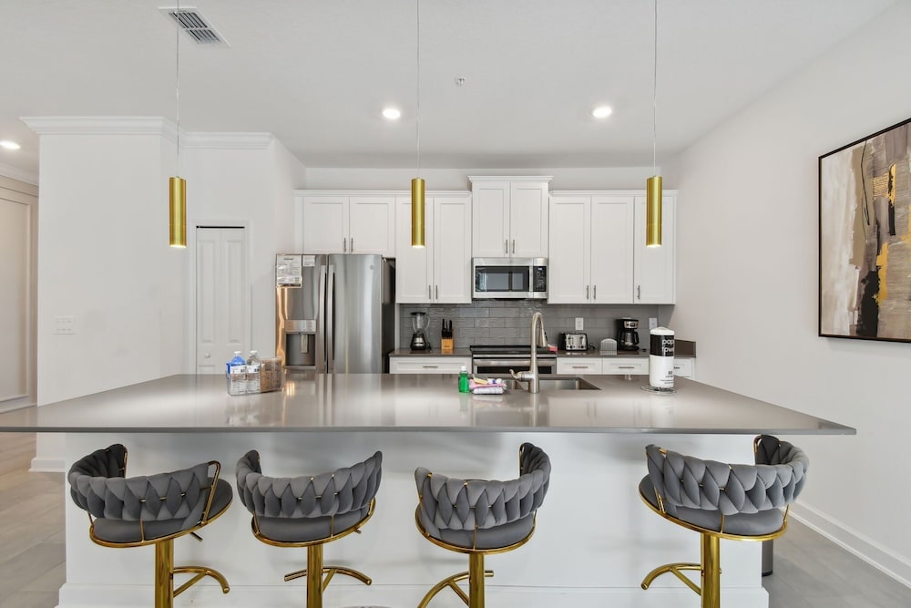 Storey Lake - Private Pool- King Bed - 4BD/3BA
