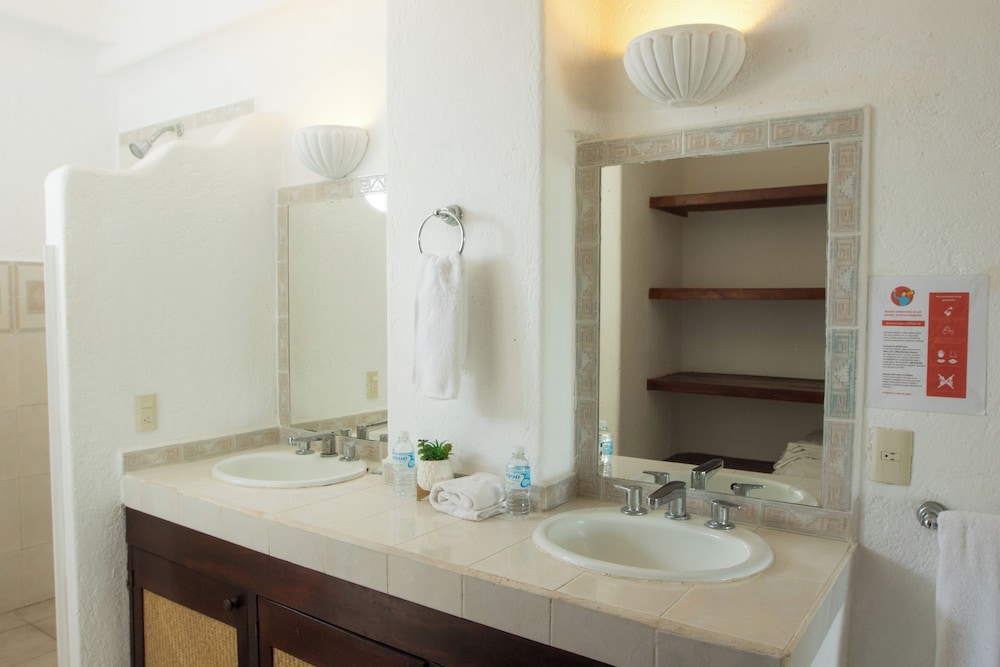 Apt. with Jacuzzi Ixt. Zihuatanejo 3 BR