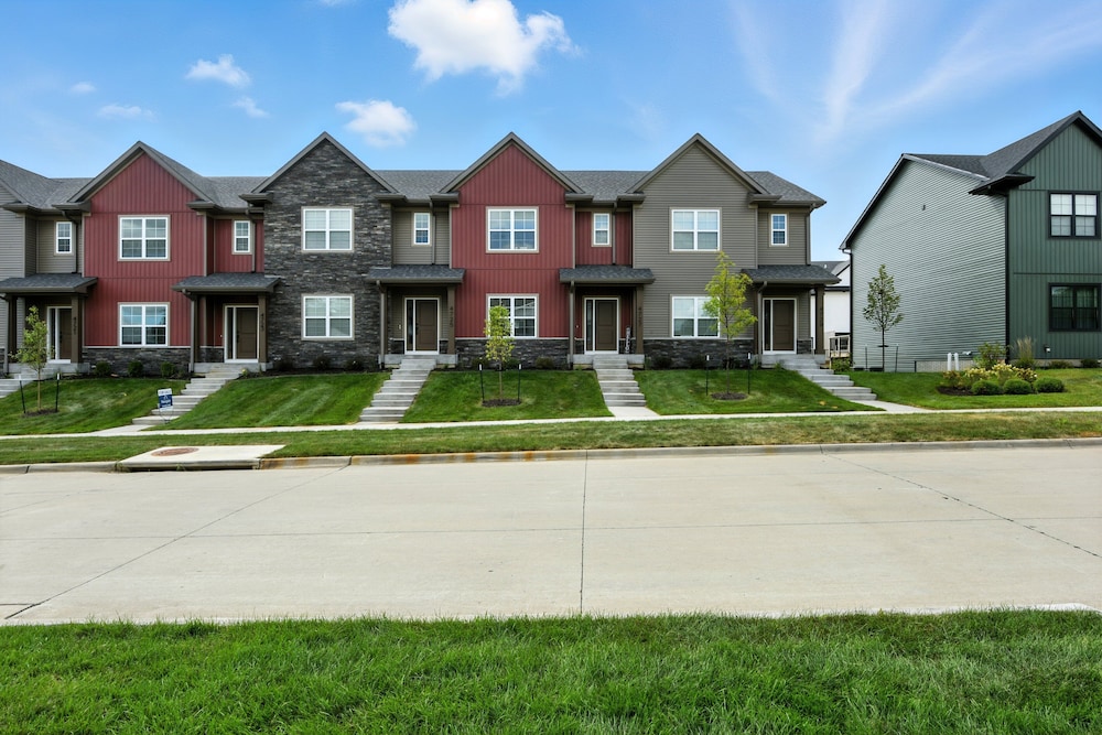 Modern Townhome Retreat In Prime Location 3 Bedroom Townhouse