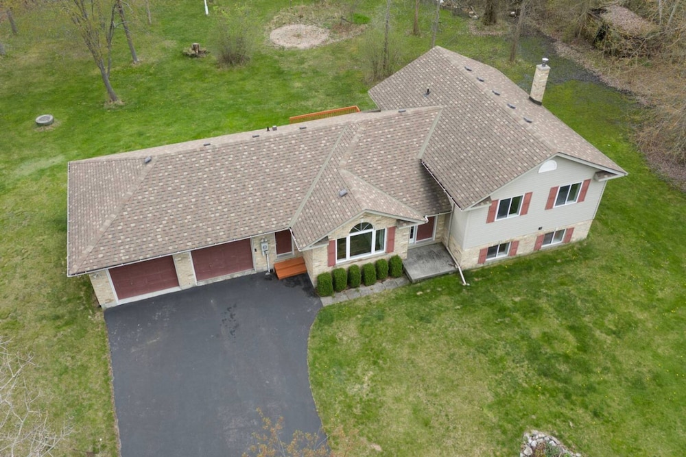 Cozy 4BR Retreat in Quinte West BBQ Backyard