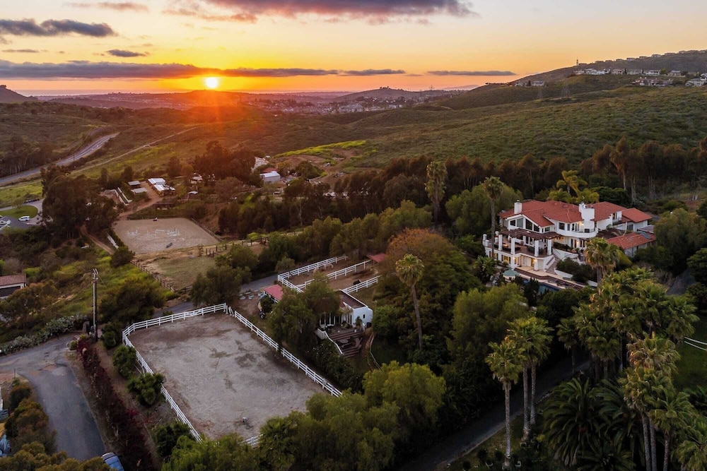 Two Estates w/ Pools, Hot Tubs, Game Rooms, Valley Views & Tennis Court Near Beaches & Wineries