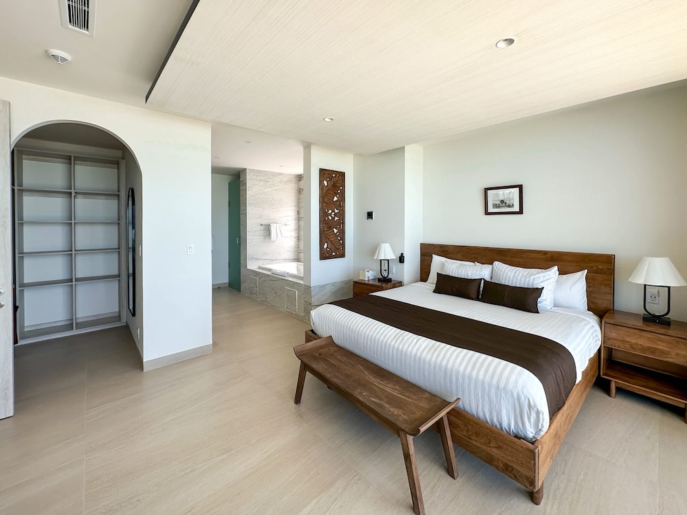 5BR Beachfront Luxury Condo