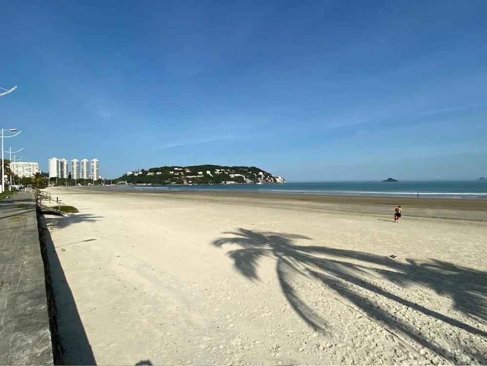 Apto na Enseada a 50 metros da praia