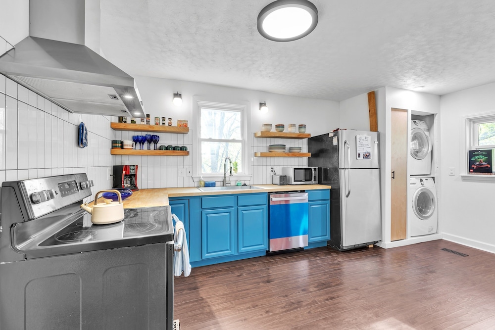 Relax And Unwind In The Heart Of Fayetteville 2 Bedroom Home