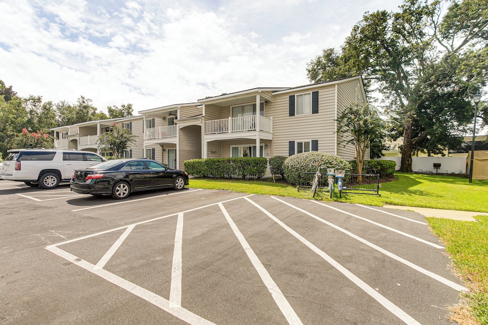 Condo w/ Amazing Amenities: 1 Mi to Beach! view 4