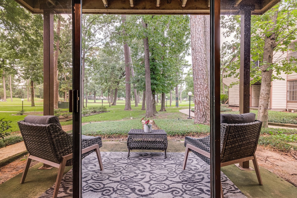Walk to Lake Conroe - Condo w/ Community Perks!