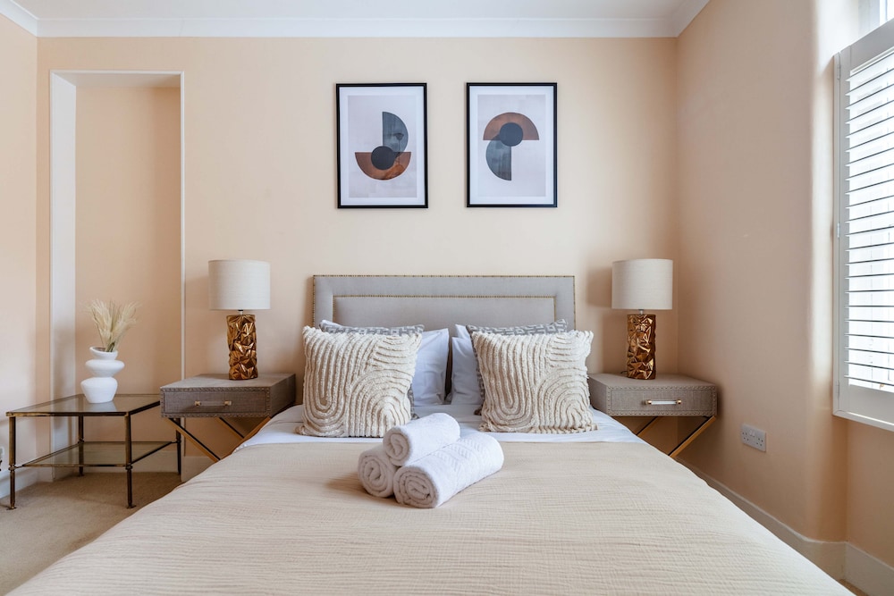 Stylish 3BR 2BA in Mayfair by Hyde Park
