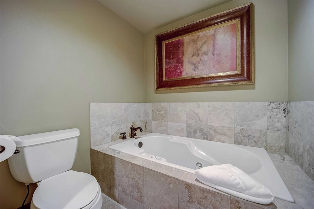 7 Condos, Ski-in/ski-out + Hot Tubs Sleeps 30 Mont Cervin by Avantstay
