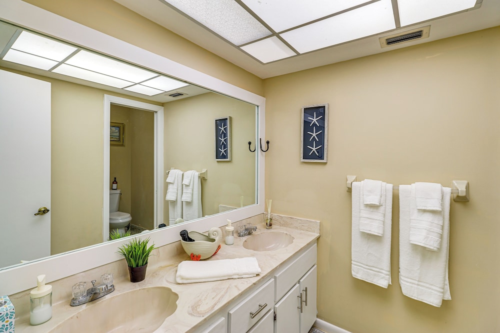 1 Mi to Dtwn Stuart: Bright Home w/ Pool & Spa!